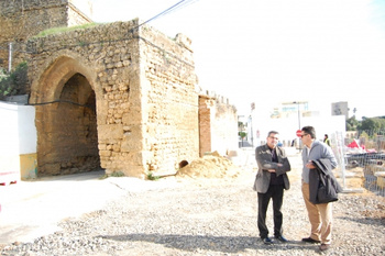 EL ALCALDE VISITA LA OBRA DEL NUEVO ACCESO AL BARRIO DEL CASTILLO JUNTO AL ARCO DE SAN MIGUEL