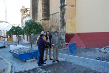 EL ALCALDE VISITA LAS OBRAS DE ACCESIBILIDAD A LA ENTRADA DE LA IGLESIA DE SANTIAGO