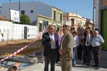 EL ALCALDE COMPRUEBA EL AVANCE DE LAS OBRAS DE LA CALLE SILOS