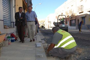 EL ALCALDE COMPRUEBA EL AVANCE DE  LAS OBRAS DE LA CALLE SILOS