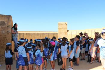 MÁS DE 150 NIÑOS DE ALCALÁ CONOCEN LA HISTORIA DEL CASTILLO EN UNA ACTIVIDAD PARA EL FOMENTO DE LA TOLERANCIA