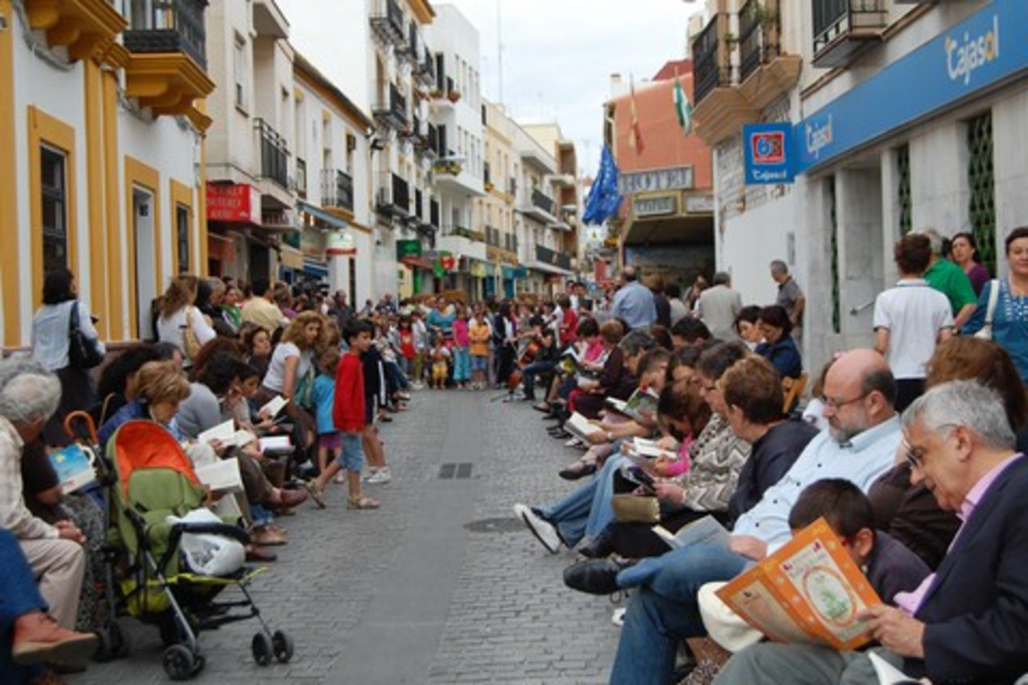 La Segunda Cadena de Lectores Activos al Aire Libre se cierra con la participación de más de 350 alcalareños de todas las edades