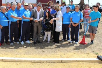 EL ALCALDE INAUGURA LAS PISTAS DE PETANCA FABRICADA POR ALUMNOS CON DISCAPACIDAD INTELECTUAL DEL COLEGIO MOLINOS DEL GUADAÍRA