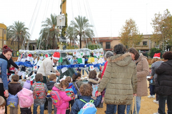 CASI 400 PEQUEÑOS DECORAN ESTA SEMANA UN GRAN ÁRBOL DE NAVIDAD EN EL CENTRO CÍVICO ANTONIO MEDINA DE HARO DE ALCALÁ