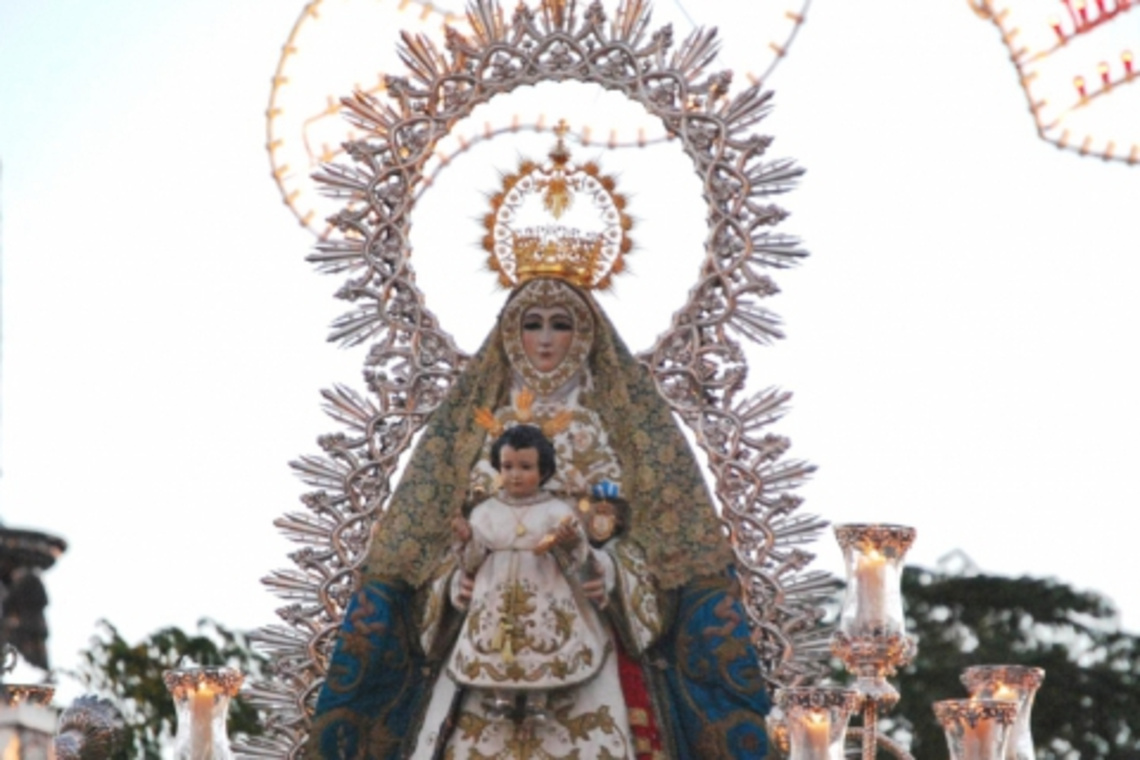 LA PATRONA PROCESIONA POR LAS CALLES DE LA CIUDAD ACOMPAÑADA DE MILES DE ALCALAREÑOS