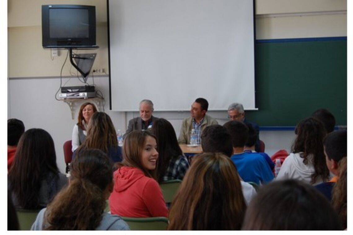 ALUMNOS DE TRES INSTITUTOS DE ALCALÁ APASIONADOS  CON LA LECTURA DEL FAMOSO ESCRITOR JOSÉ MARÍA MERINO