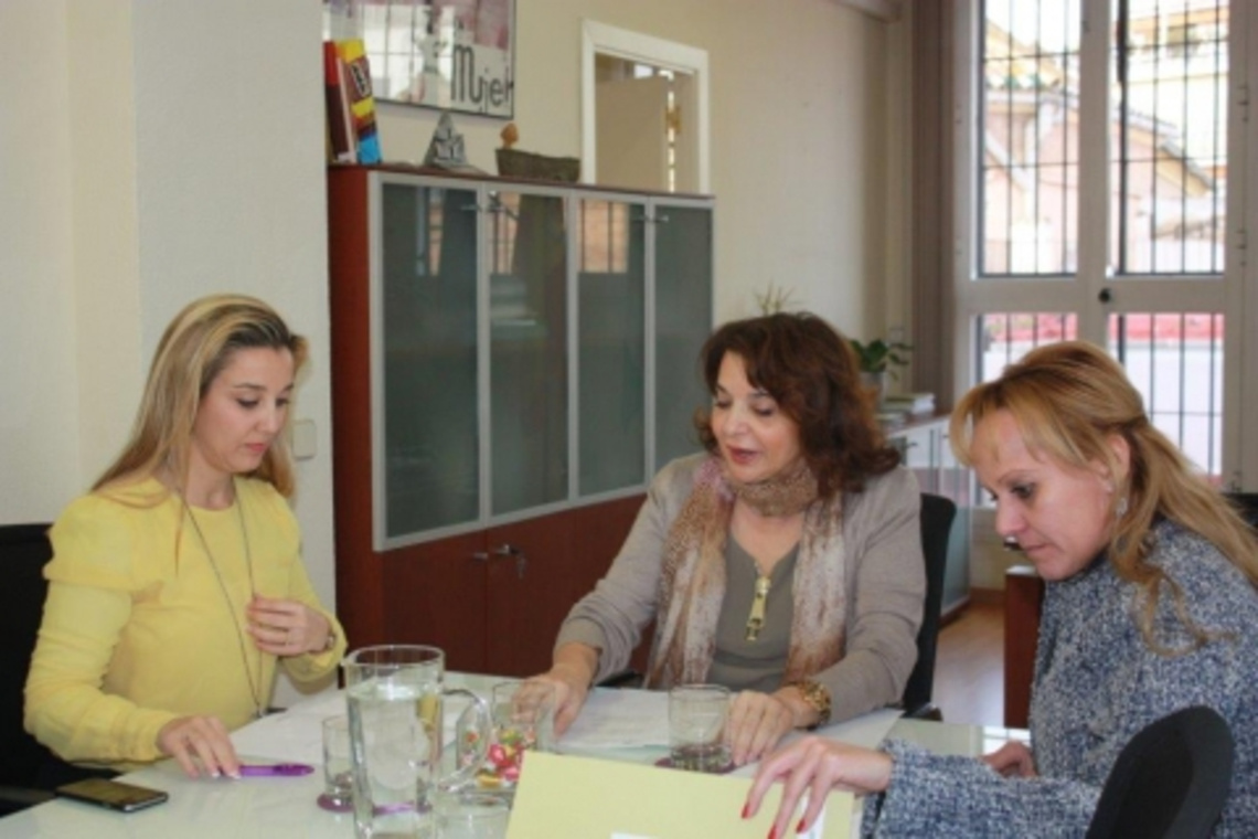 LA DELEGADA DE IGUALDAD  CONFIRMA EL COMPROMISO  DE LA JUNTA PARA LA PUESTA EN MARCHA DE UN CENTRO DE LA MUJER PARA EL PRÓXIMO AÑO