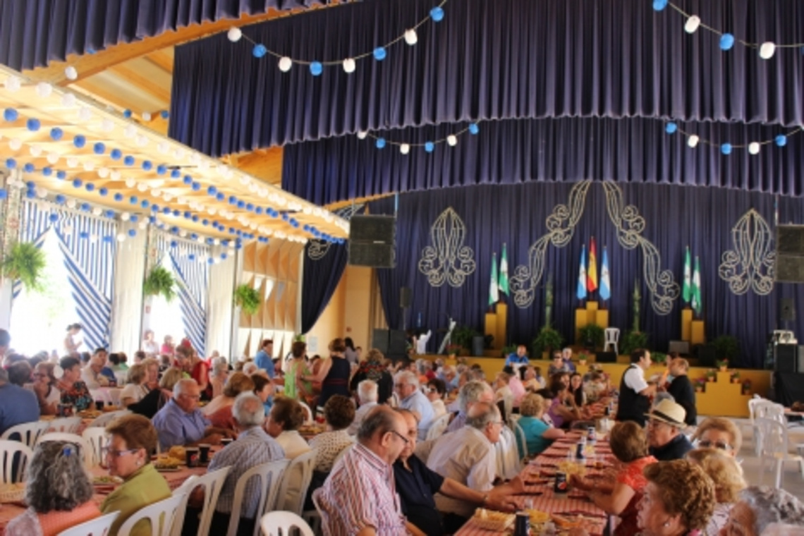 EL CONSEJERO DE SALUD Y LA DIPUTADA PROVINCIAL DE COHESIÓN SOCIAL, CON LOS MAYORES HOY EN LA FERIA DE ALCALÁ