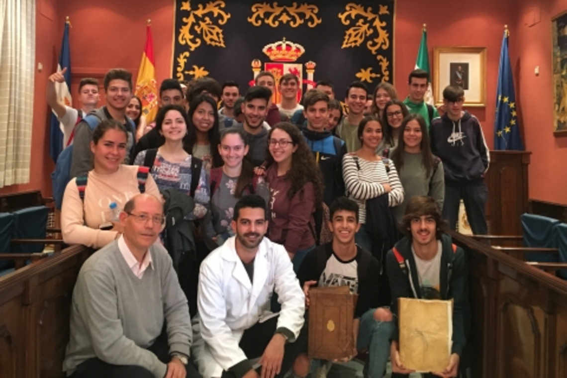 ESTUDIANTES DE BACHILLERATO DESCUBREN EL ARCHIVO MUNICIPAL