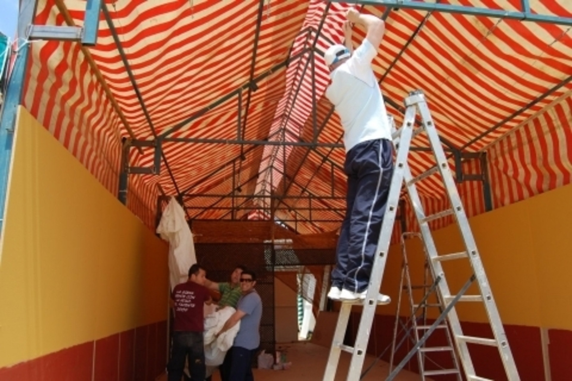 LA LLUVIA APLAZA UNOS DÍAS  EL MONTAJE DE LAS CASETAS DE FERIA