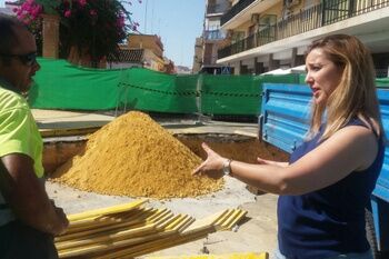 LA ALCALDESA COMPRUEBA EL BUEN RITMO DE LAS  OBRAS EN LA CÉNTRICA PLAZA DEL PARAÍSO