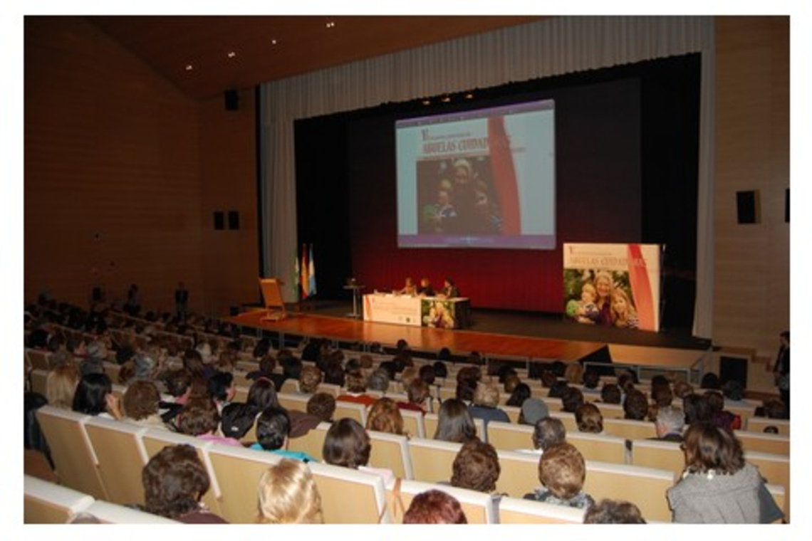 MÁS DE 800 ABUELAS CUIDADORAS SE REÚNEN EN EL V ENCUENTRO PROVINCIAL EN EL TEATRO RIBERAS DEL GUADAÍRA