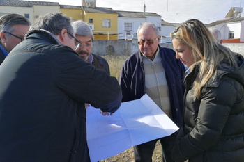 VISITA AL SOLAR DONDE SE UBICARÁN LOS HUERTOS URBANOS