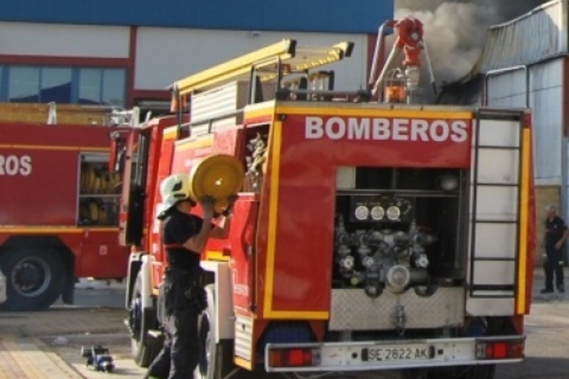 ESTABILIZADO EL INCENDIO DE UNA NAVE EN EL POLIGONO 