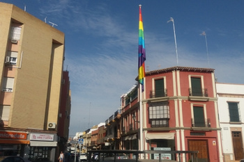 La bandera de la diversidad ondea ya en Alcalá de Guadaíra