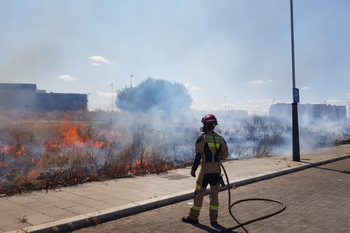 Bomberos de Alcalá realizan quemas controladas en distintos puntos de la ciudad