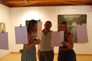 El color blanco sirve como hilo conductor de una original exposición en el Museo de Alcalá