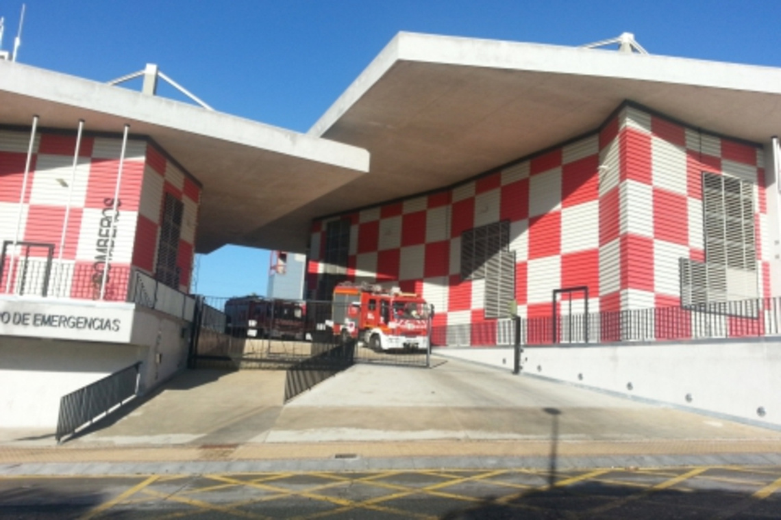 Los  bomberos de Alcalá han extinguido hoy un incendio en una primera planta de la barriada de Rabesa