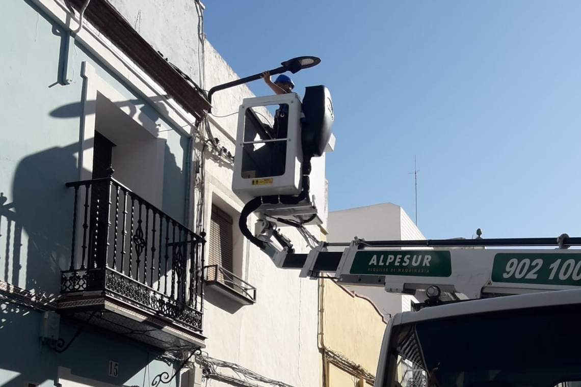 Las luminarias led sustituyen al vapor de mercurio en la callejuela del Carmen