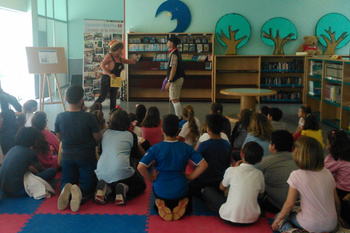 Los menores celebran el Día del Libro Infantil y la Biblioteca les felicita por su responsabilidad en estos días