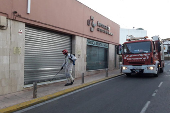 Los bomberos de Alcalá se suman a las desinfecciones viarias