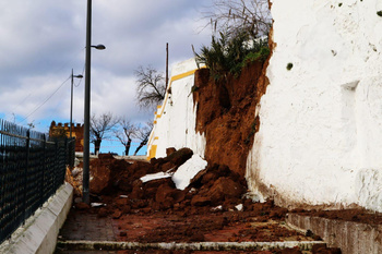 El desprendimiento de un muro en la calle Santa María provocado por el temporal Filomena no afecta a ningún elemento patrimonial