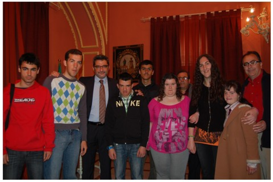 ALUMNOS DEL COLEGIO MOLINOS DEL GUADAÍRA CONOCEN EL AYUNTAMIENTO