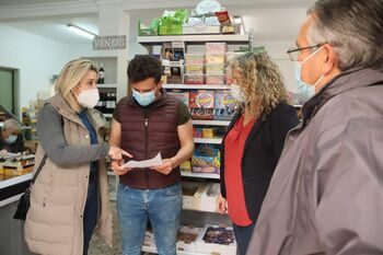 La alcaldesa explica a los vecinos y comerciantes de Silos proyectos y líneas de ayudas puestas en marcha por el Ayuntamiento