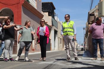 La alcaldesa comprueba el buen curso de las obras de reurbanización integral de la barriada San Rafael