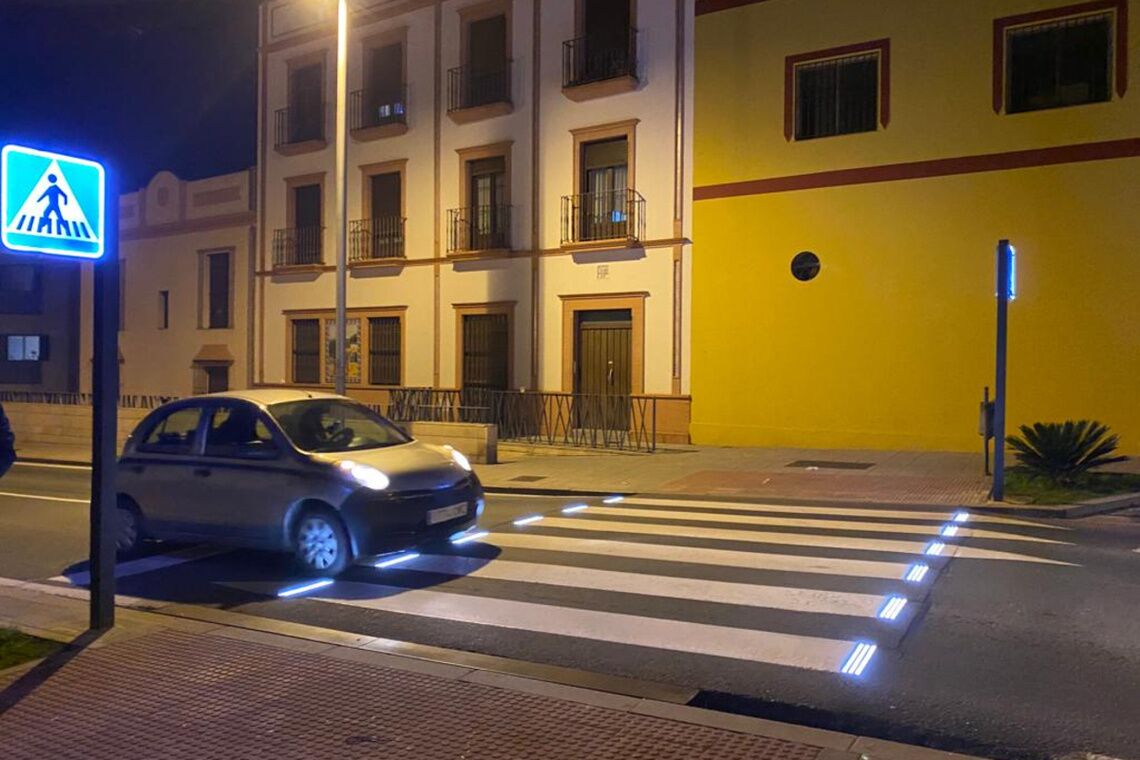 El Ayuntamiento amplía la dotación de pasos de peatones inteligentes para implementar la seguridad vial