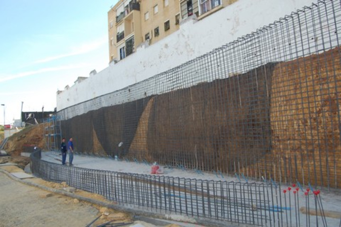 NUEVA ENTRADA PARA RABESA CON UNA GRAN FUENTE CON CASCADA Y PANTALLAS VERDES