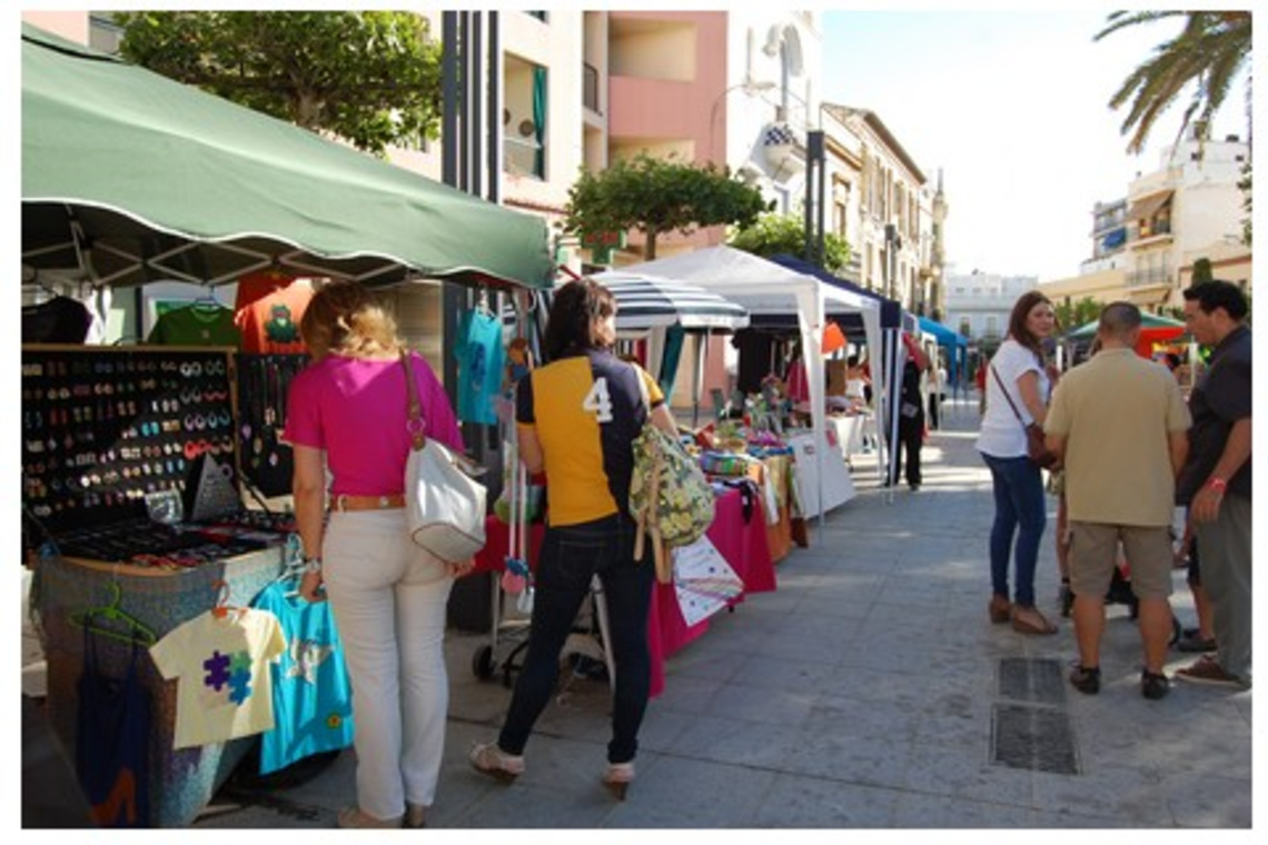 BUENA ACOGIDA DEL MERCADO DE ARTESANÍA EN LA CÉNTRICA PLAZUELA