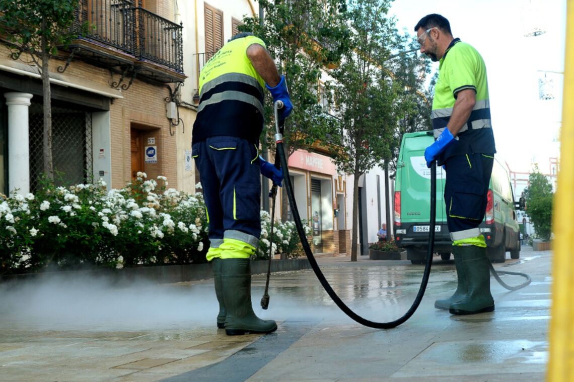 Aira intensifica la limpieza a presión en la zona centro tras las procesiones de Gloria