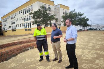 Obras de pavimentación de las zonas ajardinadas de la Plaza Juan Portillo García en Rabesa