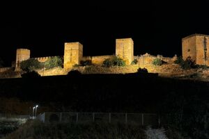 El Castillo de Alcalá recupera la iluminación de su ladera norte