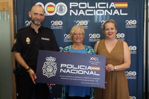 La Asociación de Fibromialgia recibe el cheque solidario de la Carrera Ruta 091 de la Policía Nacional