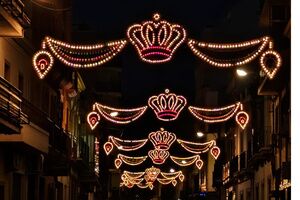 Un total de 5.500 lámparas y 53 arcos de luces iluminan Alcalá con motivo de la festividad del 15 de agosto