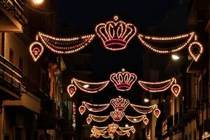 Un total de 5.500 lámparas y 53 arcos de luces iluminan Alcalá con motivo de la festividad del 15 de agosto