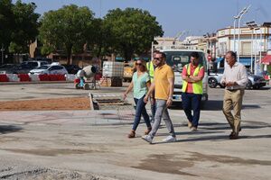 ​La alcaldesa comprueba el avance en la construcción  de la nueva rotonda y el aparcamiento público en la calle Silos