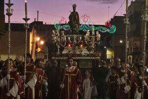 ​El Patrón San Mateo procesiona entre el clamor de los alcalareños