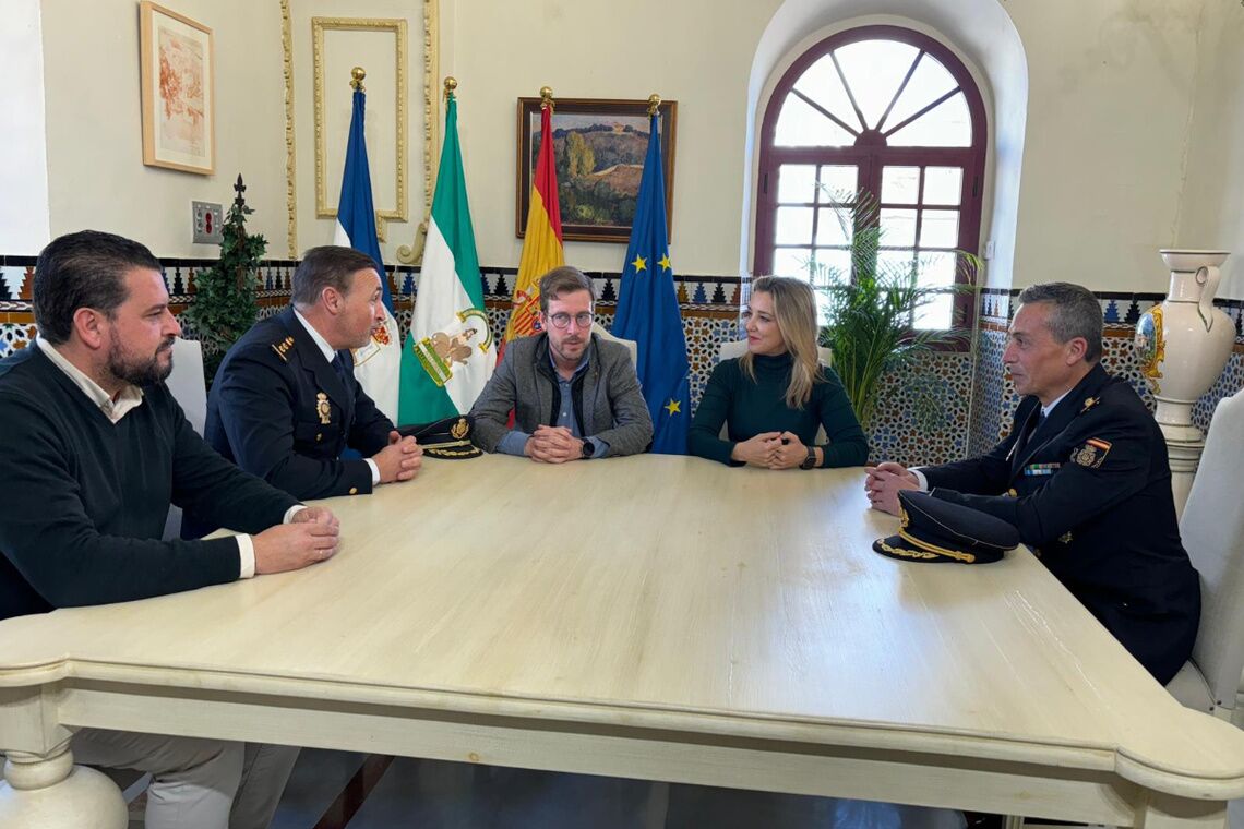 La alcaldesa de la ciudad, Ana Isabel Jiménez recibe al nuevo Comisario de Policía Nacional, Francisco Luna Velo