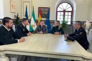 La alcaldesa de la  ciudad, Ana Isabel Jiménez recibe al nuevo Comisario de Policía Nacional, Francisco Luna Velo