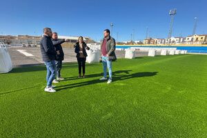 A buen ritmo los trabajos de sustitución del césped artificial del campo fútbol de Pablo VI