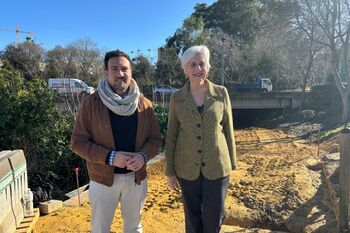 El paseo peatonal que unirá los parques de ribera bajo el puente de la A-392 estará listo esta primavera