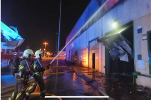 Los bomberos evitan la expansión de un incendio que esta madrugada ha calcinado una nave industrial en Alcalá de Guadaíra